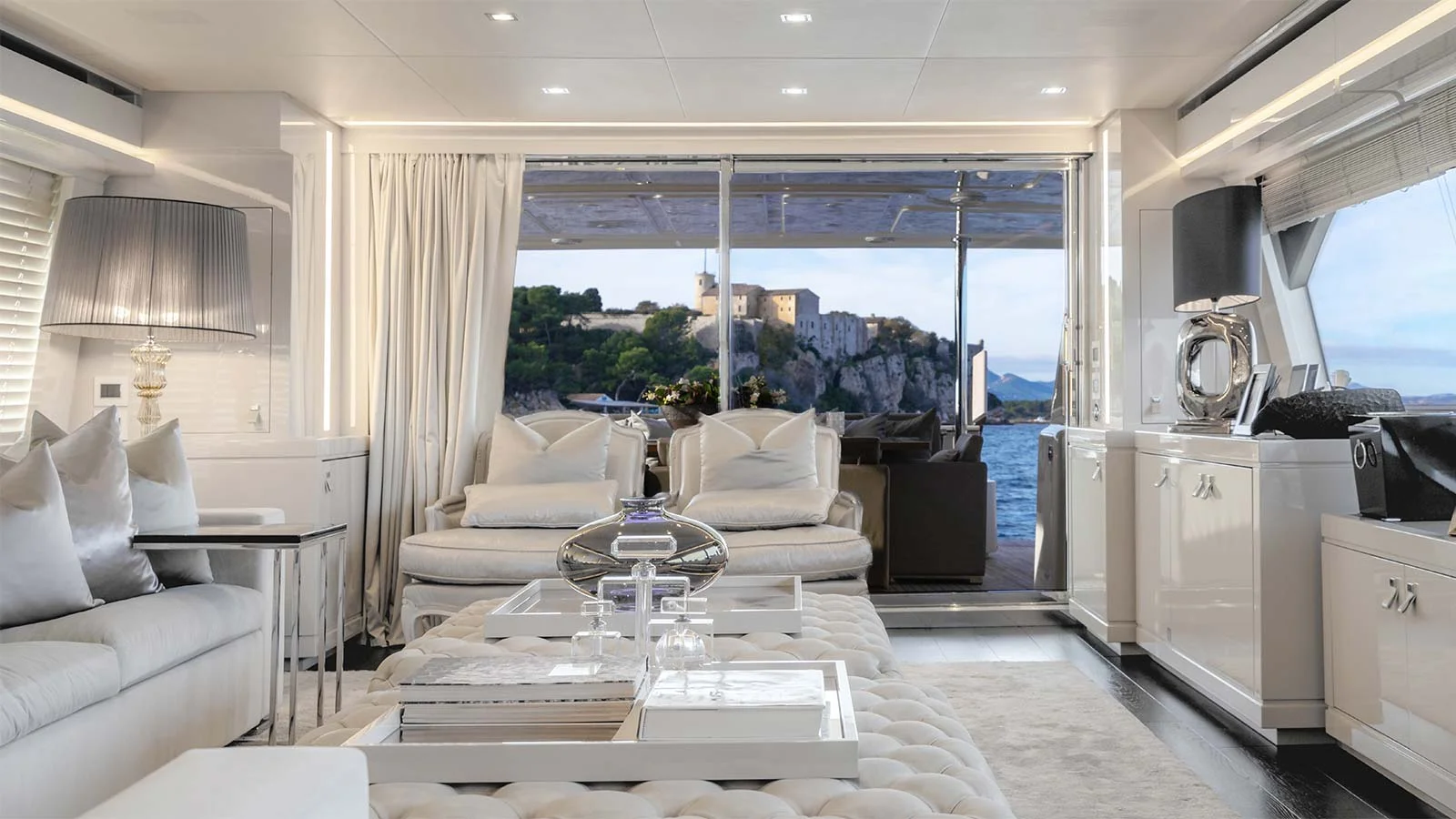 2015 Custom Line Navetta 28