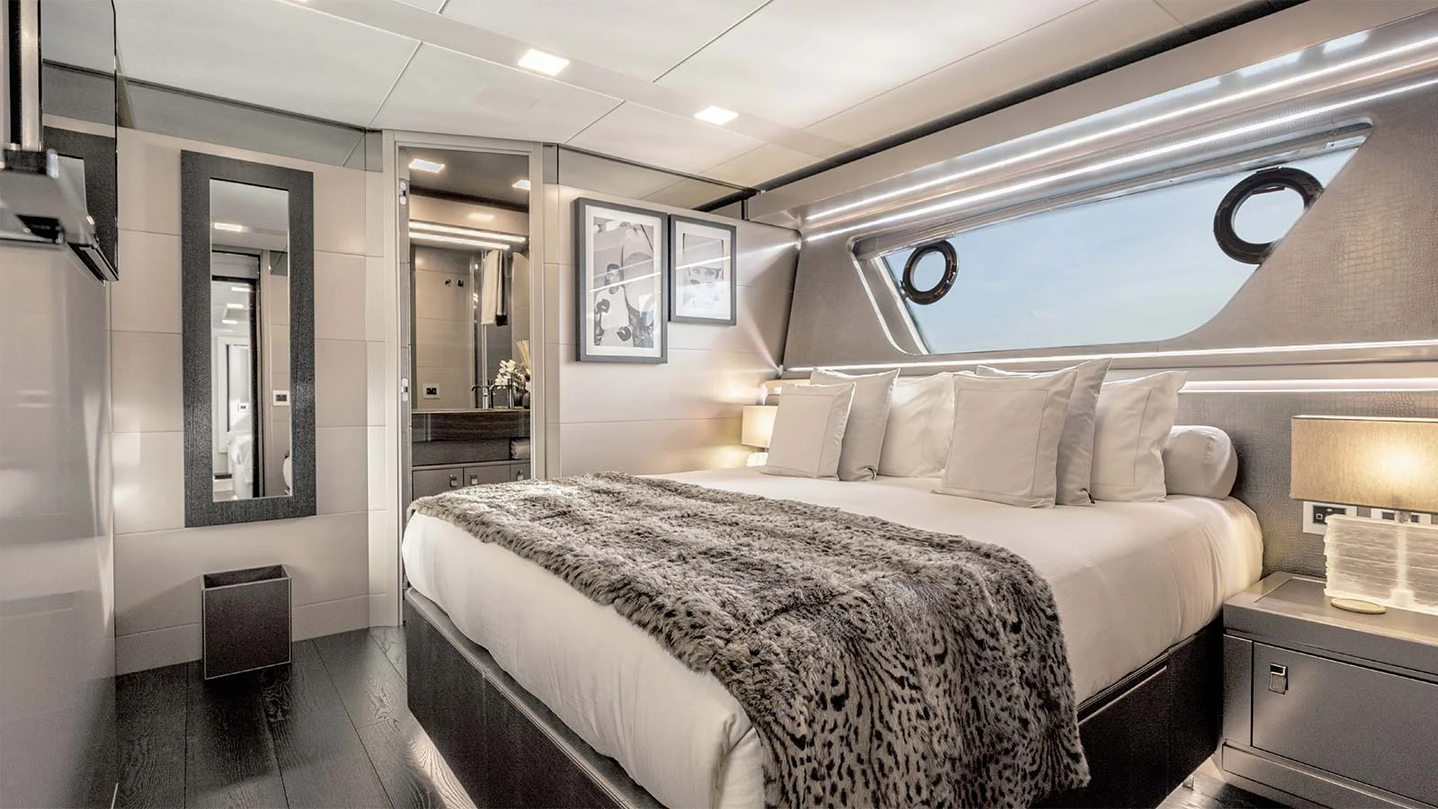 2015 Custom Line Navetta 28