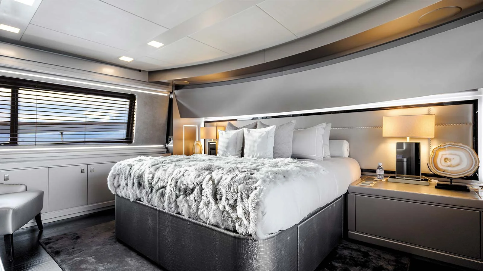 2015 Custom Line Navetta 28