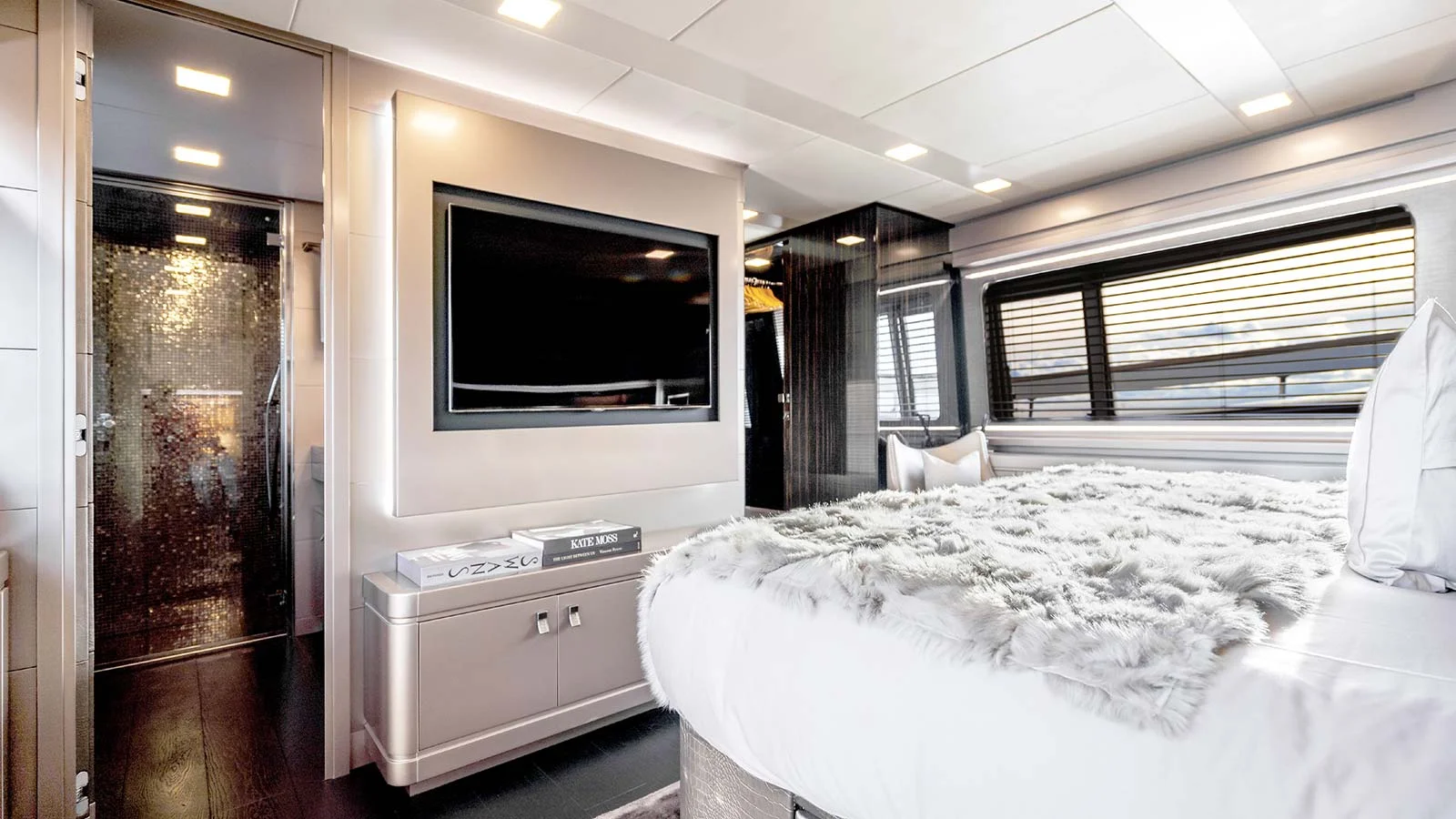 2015 Custom Line Navetta 28