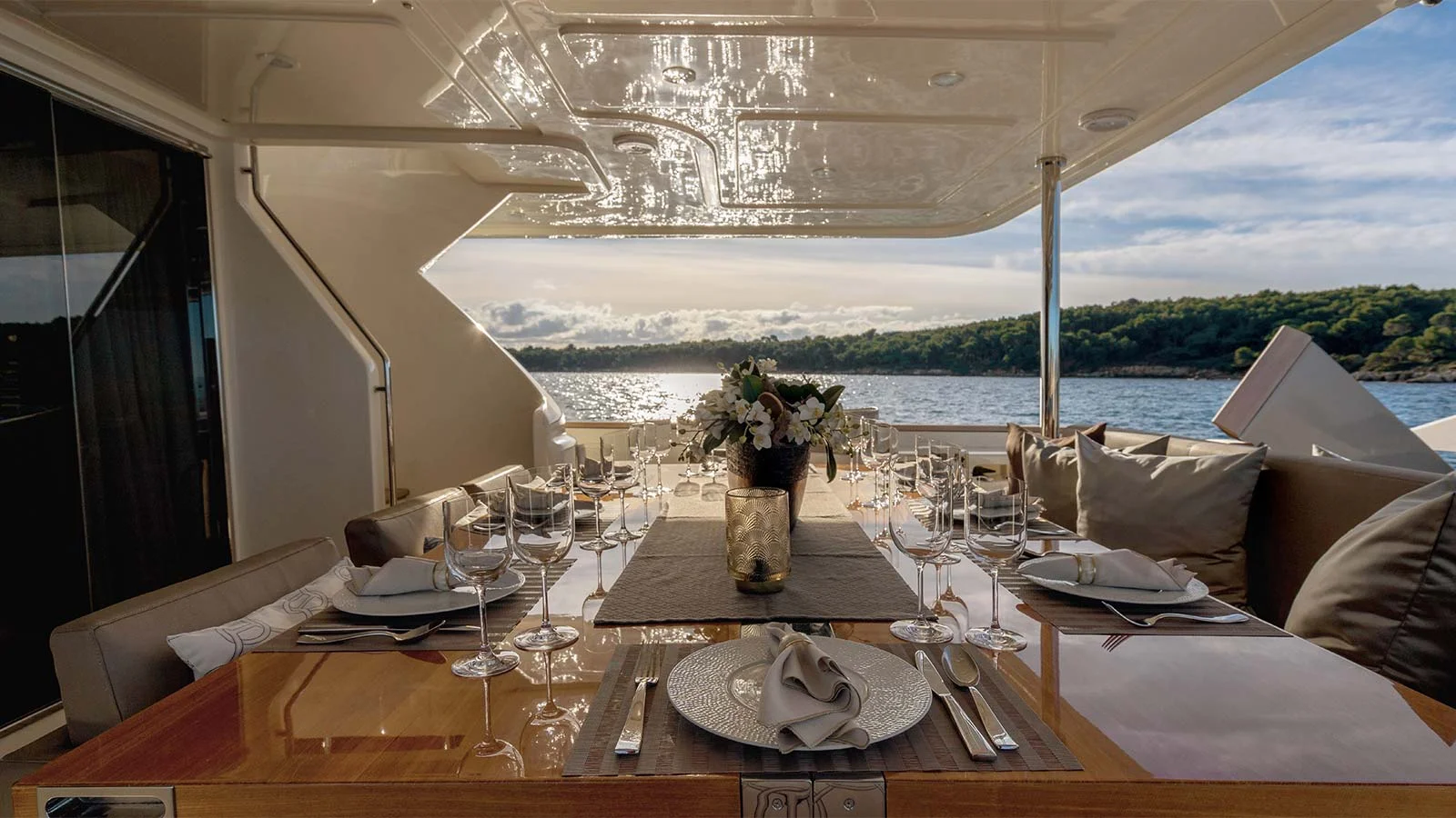 2015 Custom Line Navetta 28