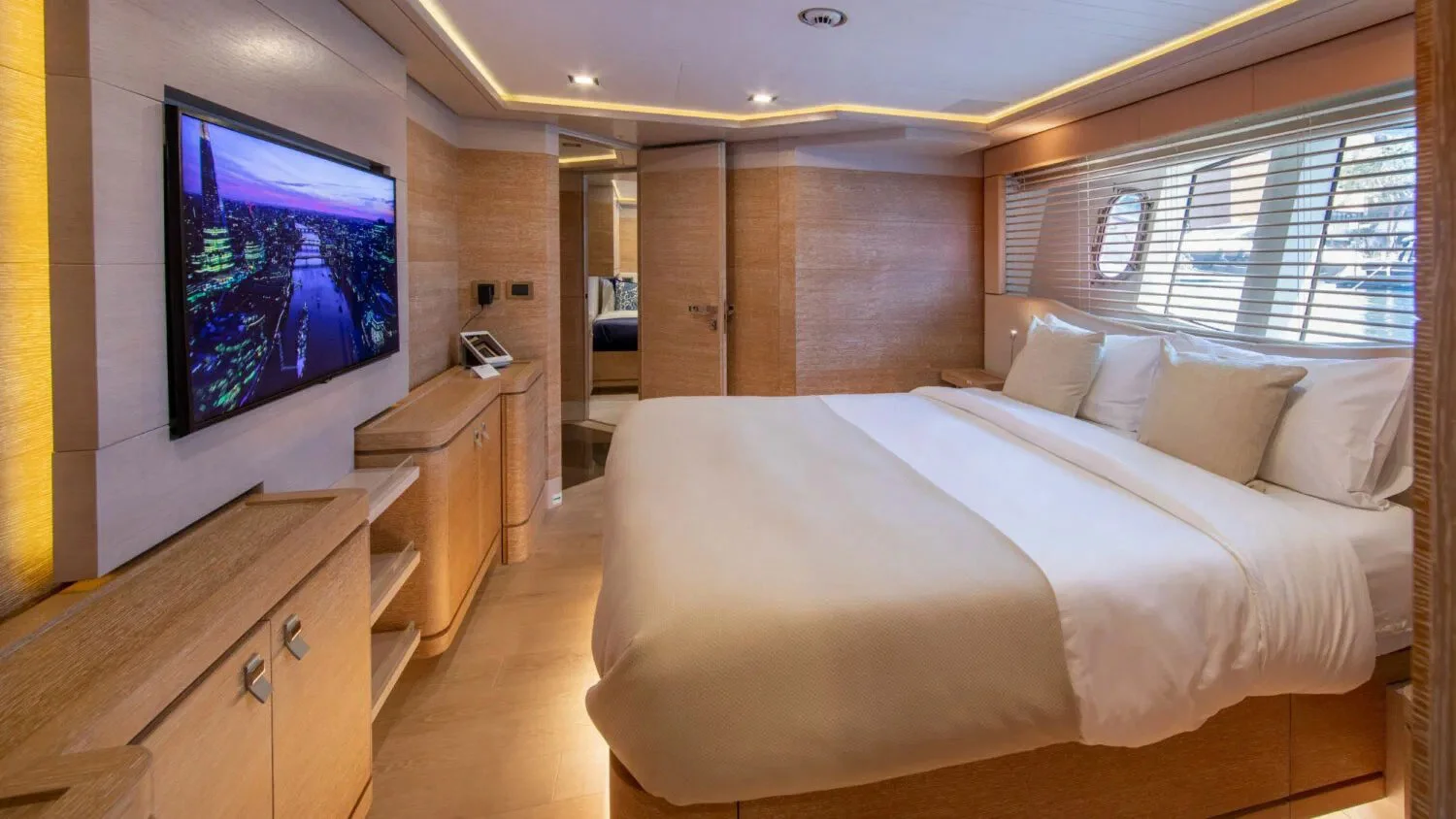 2013 Custom Line Navetta 33
