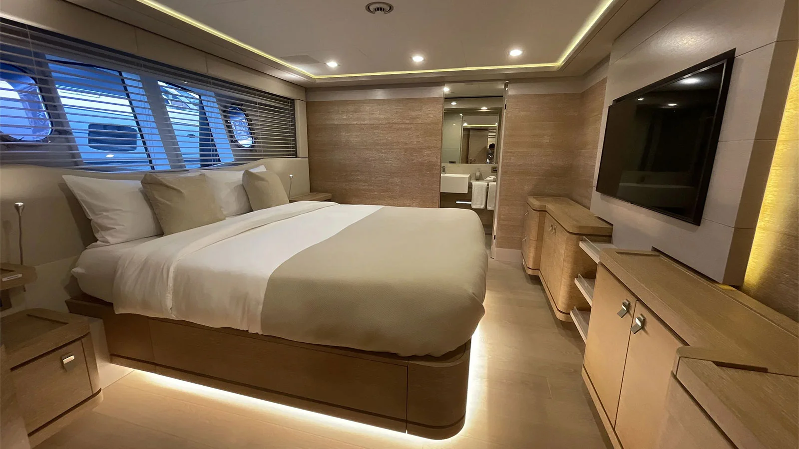 2013 Custom Line Navetta 33