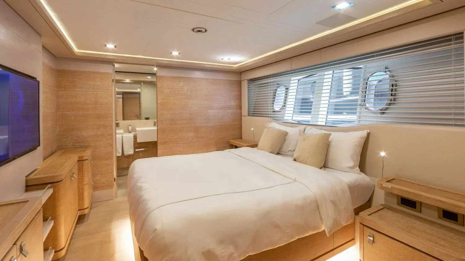 2013 Custom Line Navetta 33