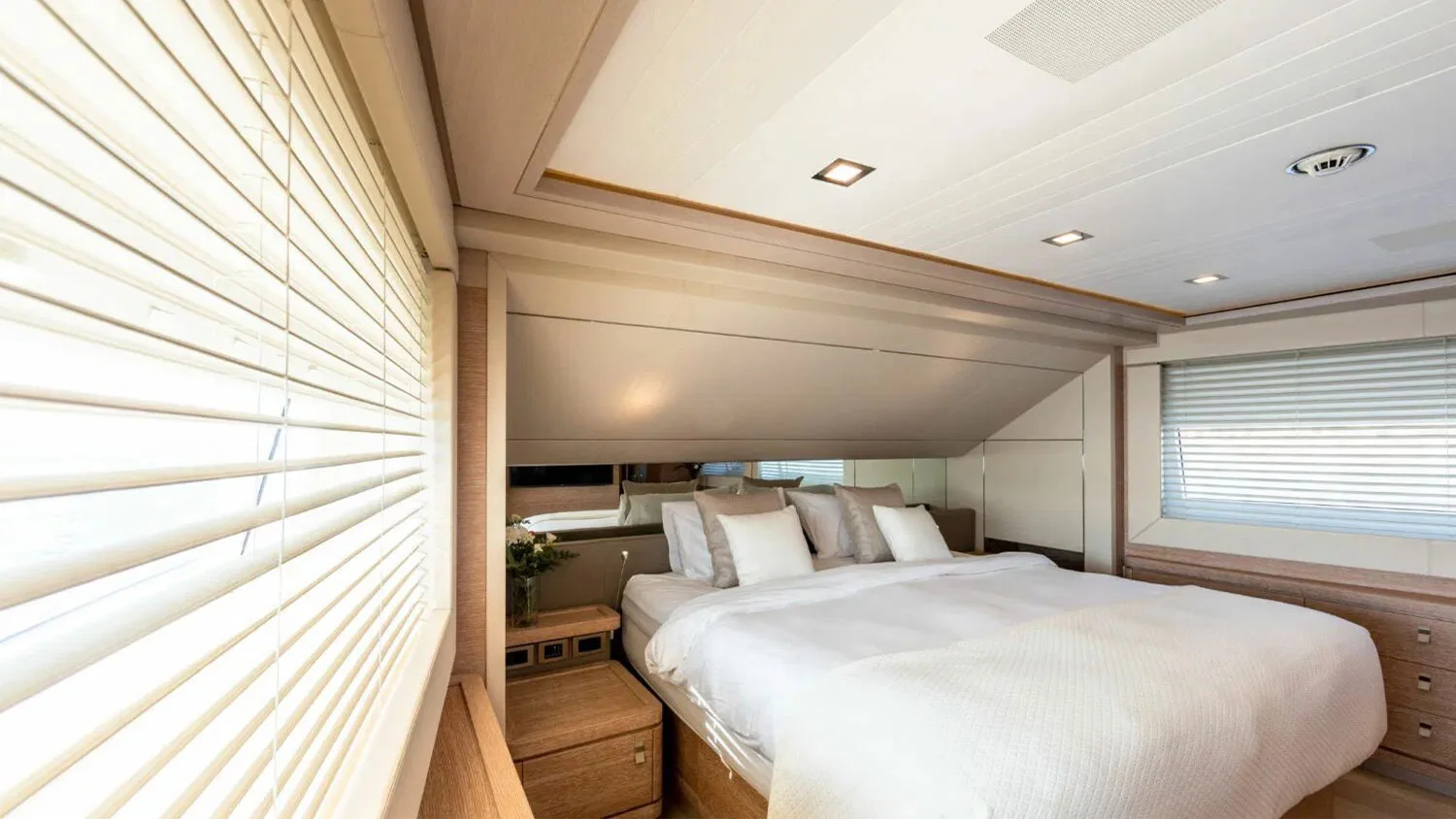 2013 Custom Line Navetta 33