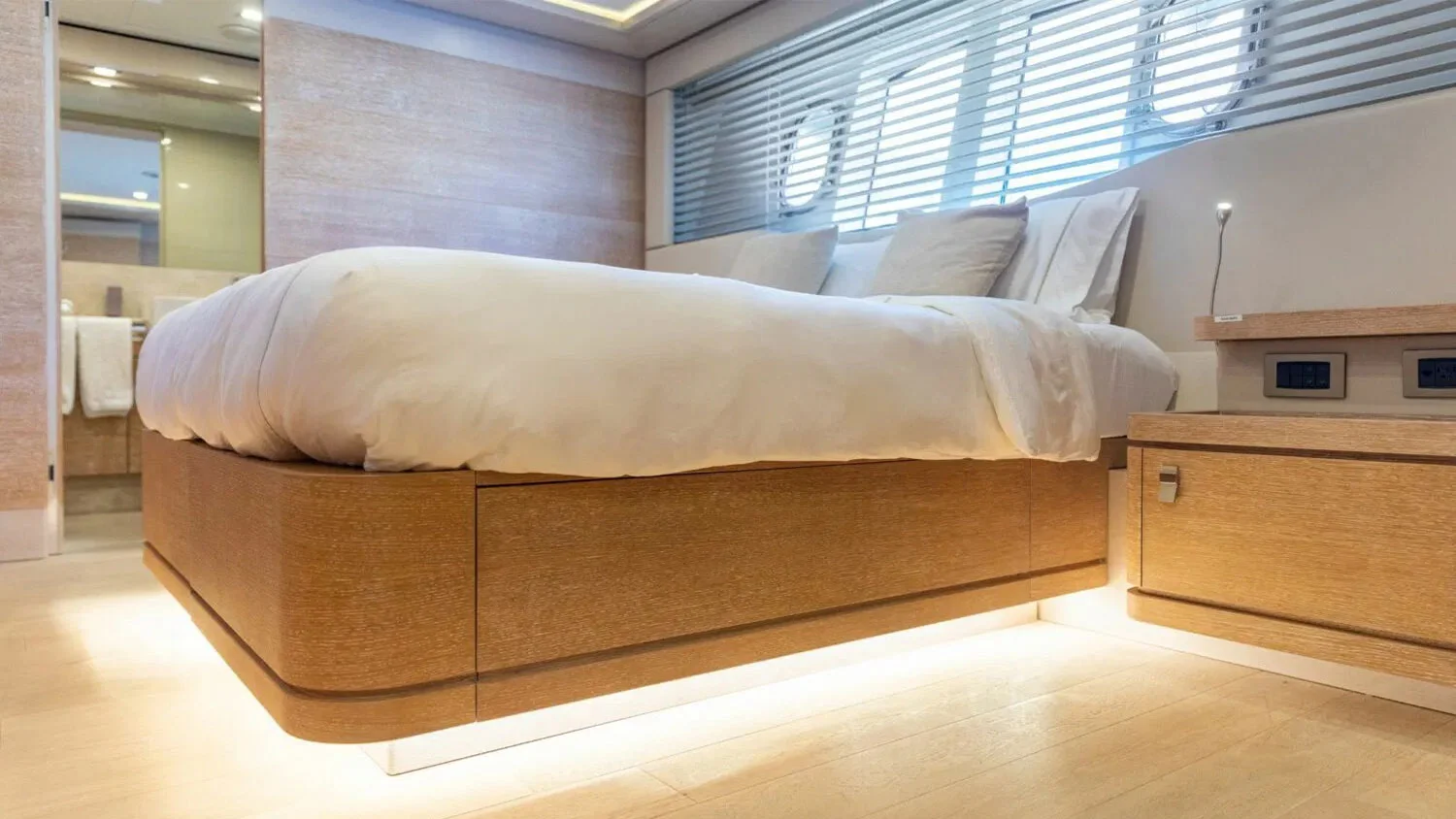 2013 Custom Line Navetta 33