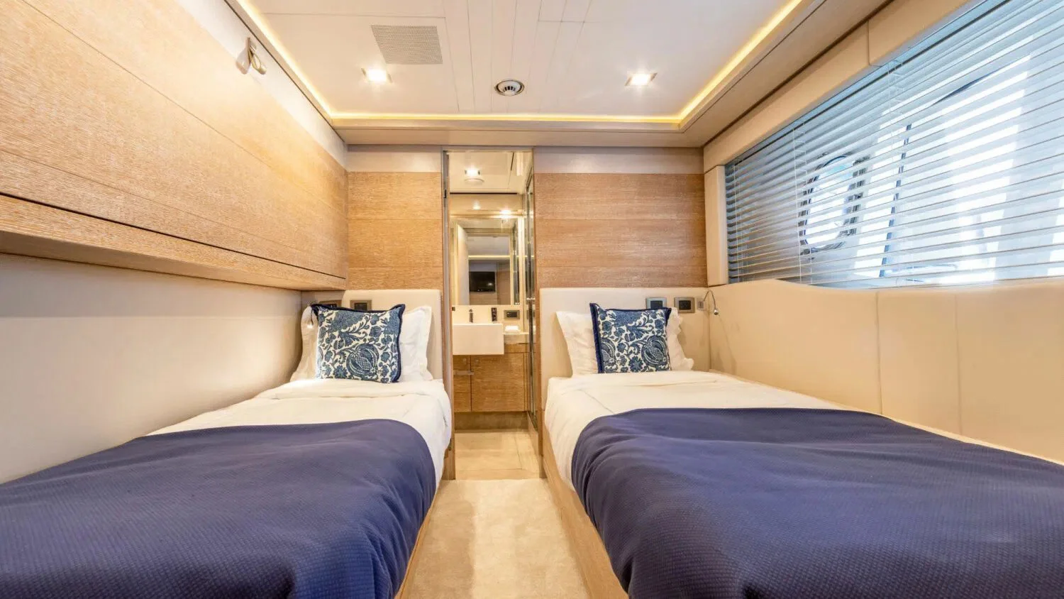 2013 Custom Line Navetta 33