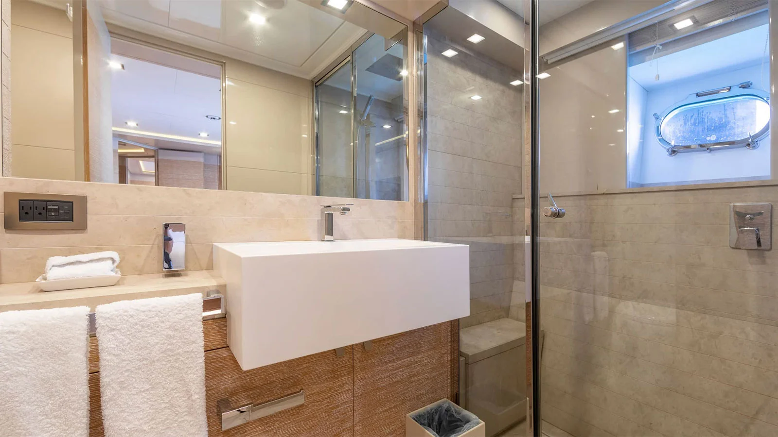 2013 Custom Line Navetta 33