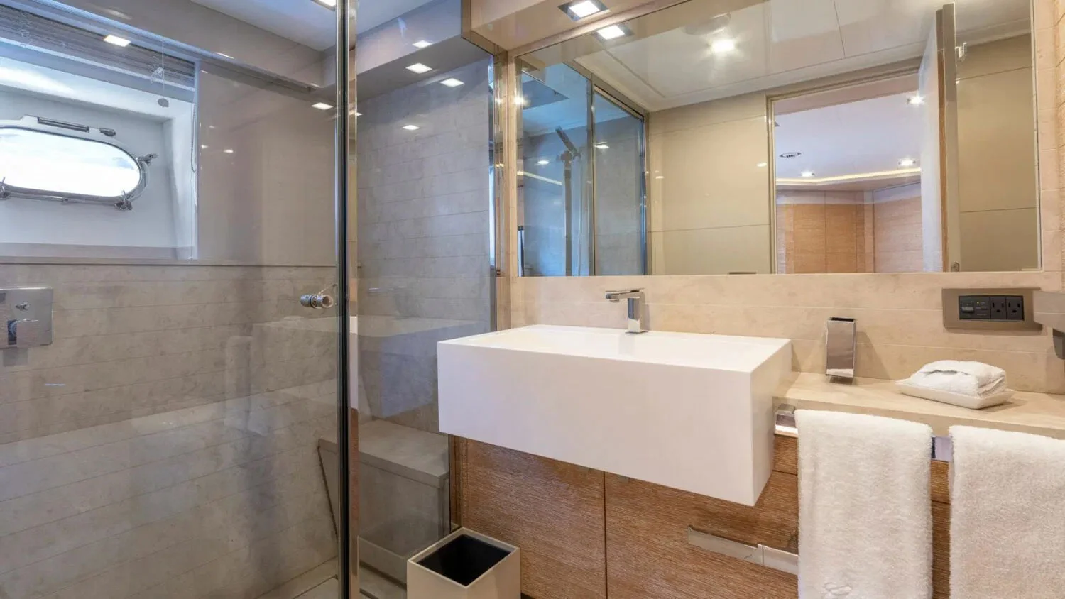 2013 Custom Line Navetta 33