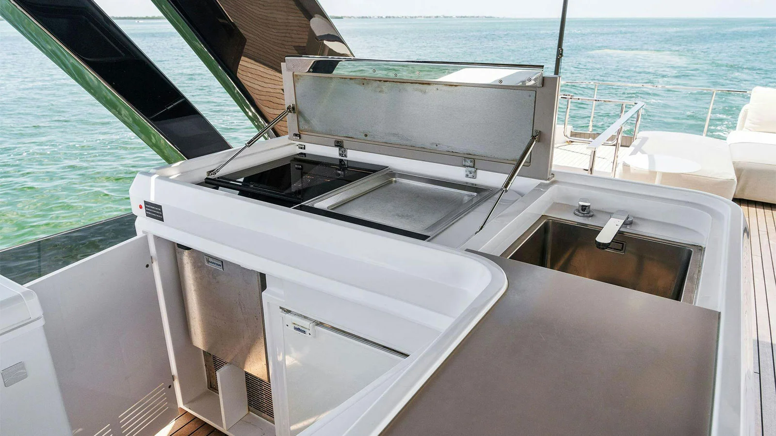 2023 Ferretti 780
