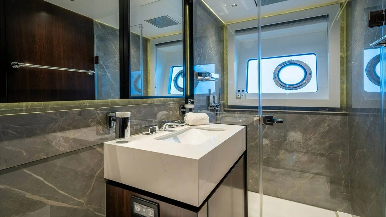 2022 Sunseeker 90 Ocean