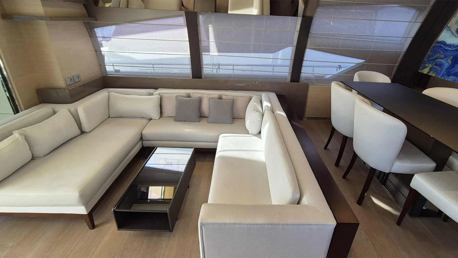 2015 Ferretti 750