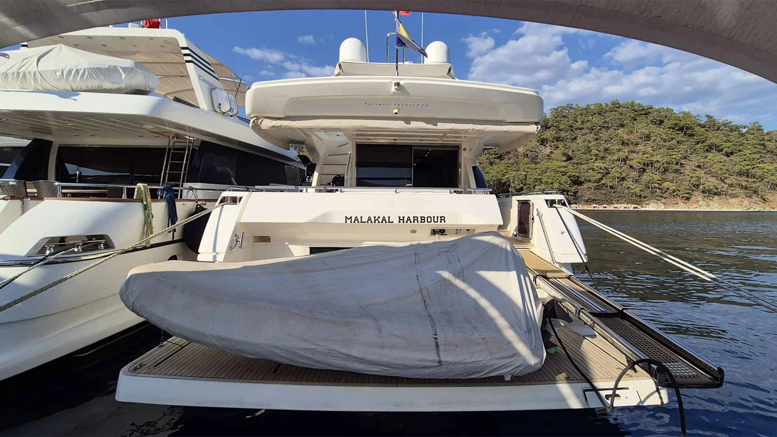 2015 Ferretti 750