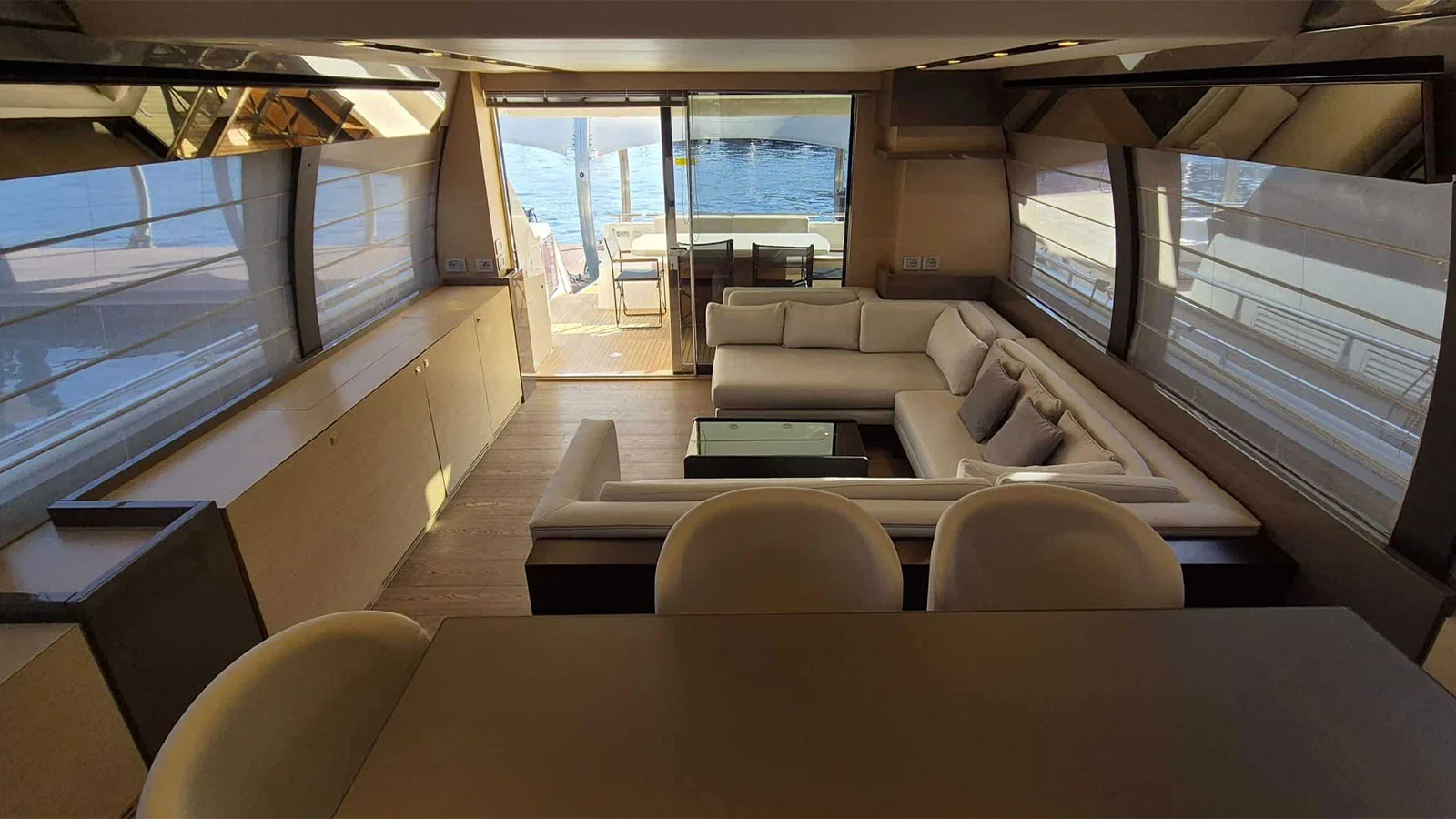 2015 Ferretti 750