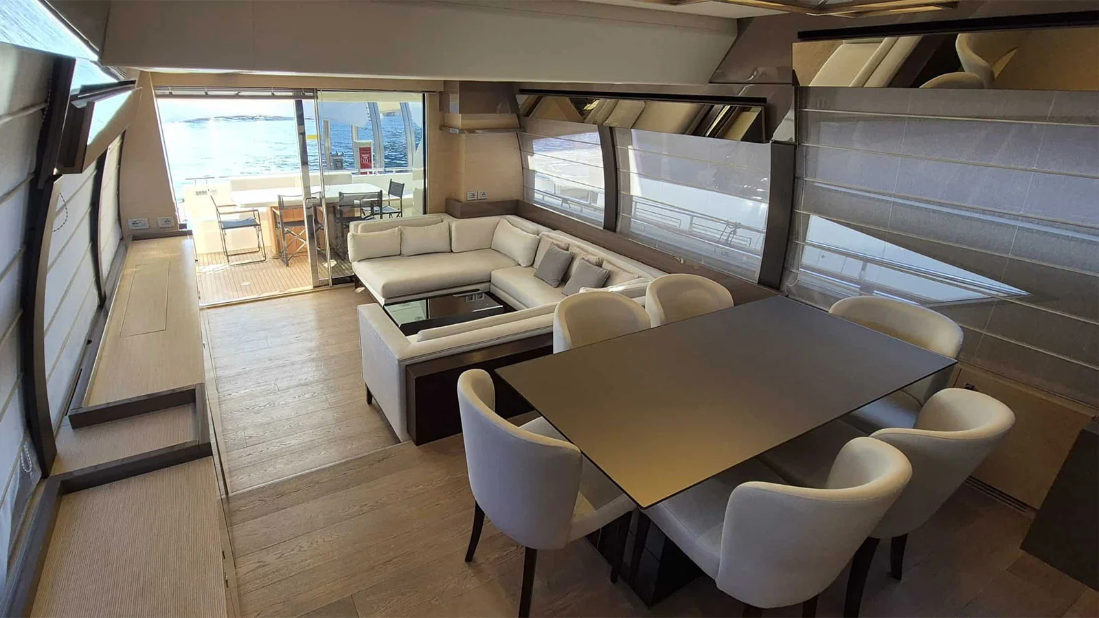 2015 Ferretti 750
