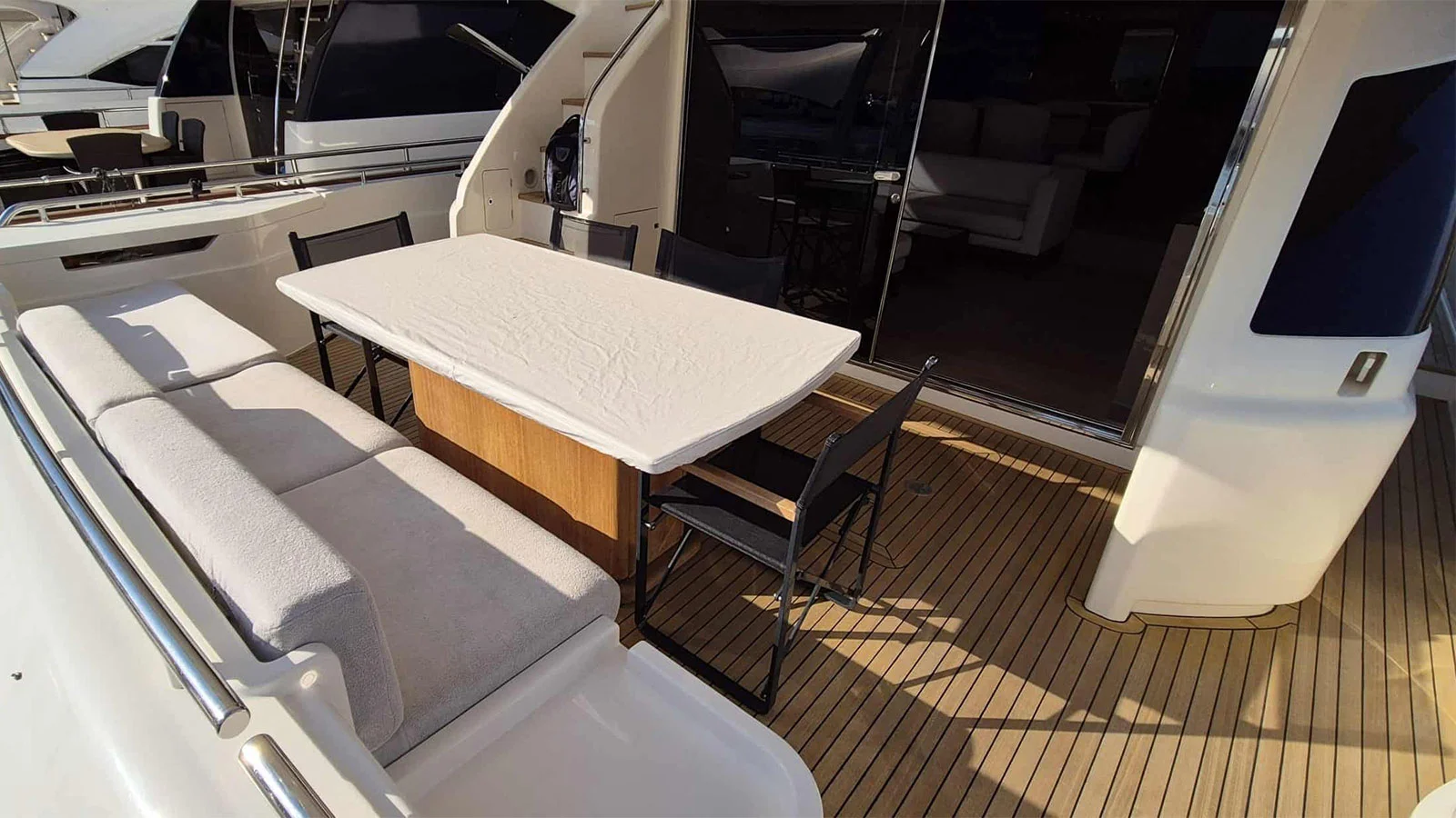 2015 Ferretti 750