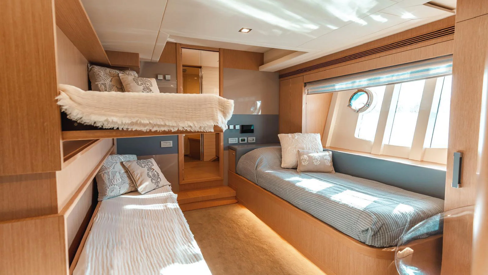 2013 Custom Line Navetta 26
