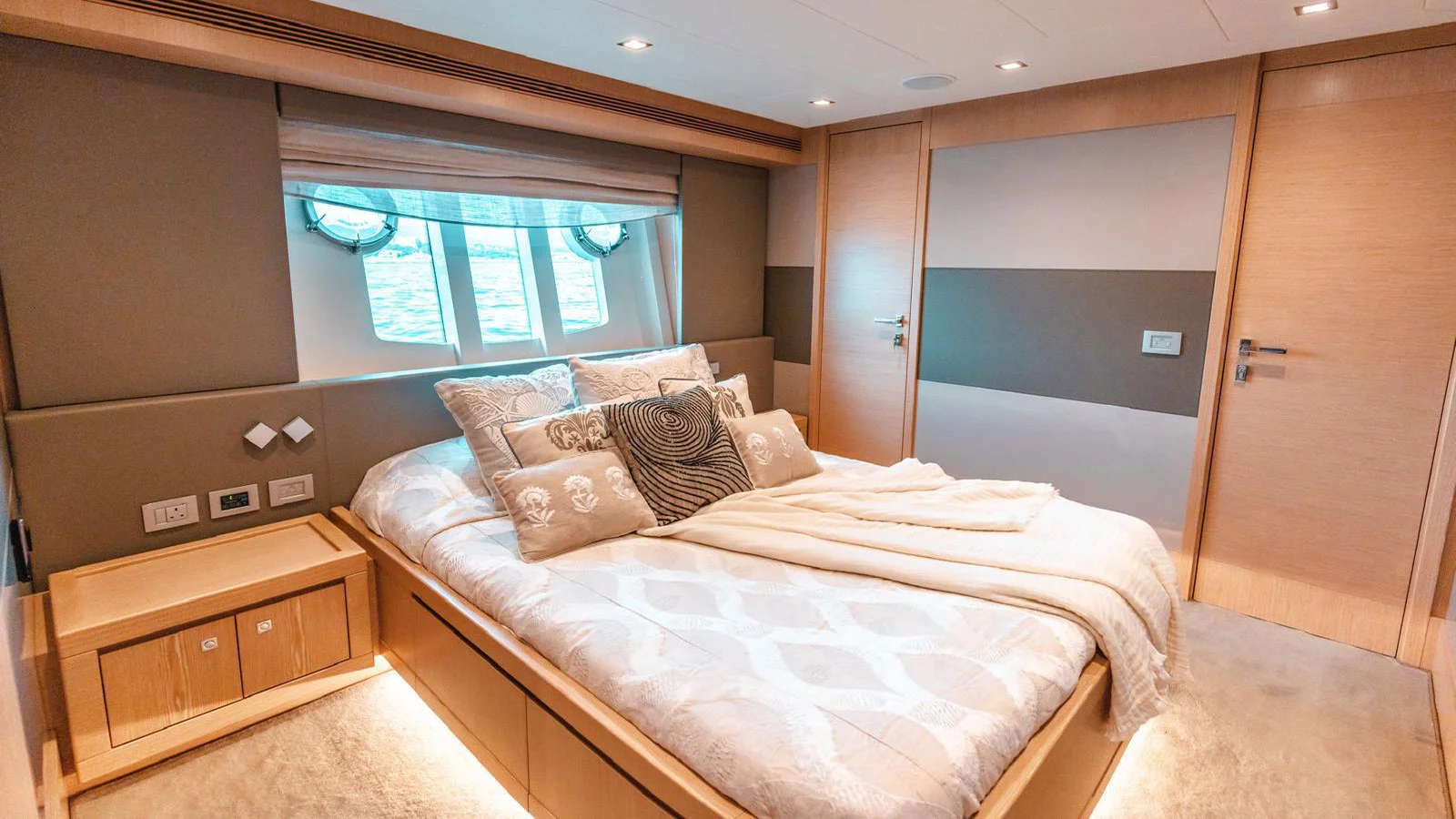 2013 Custom Line Navetta 26