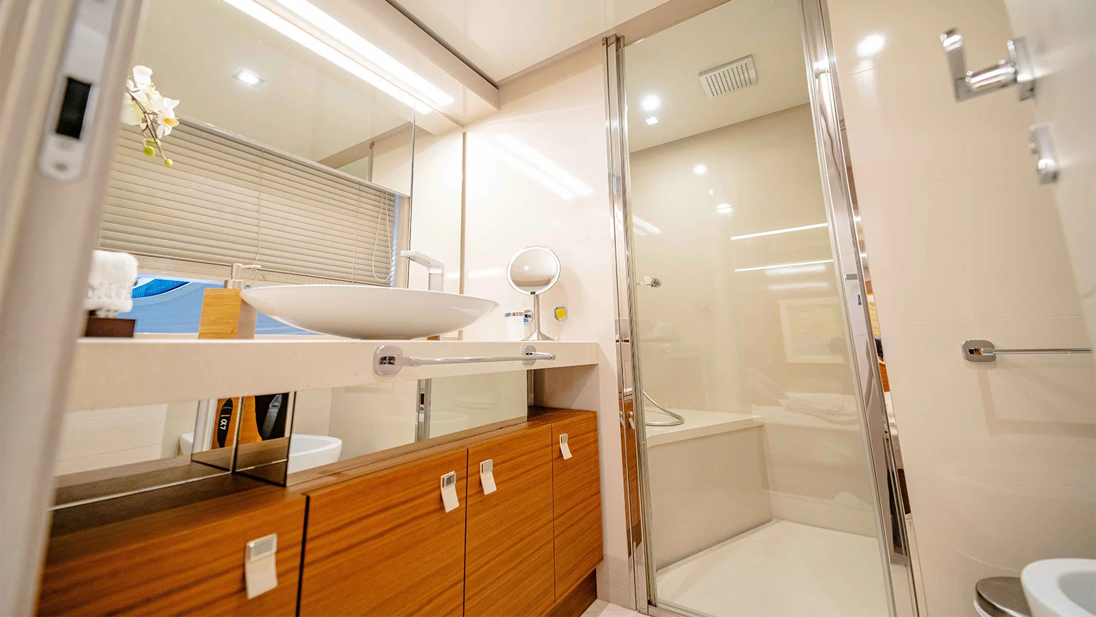 2016 Custom Line Navetta 28