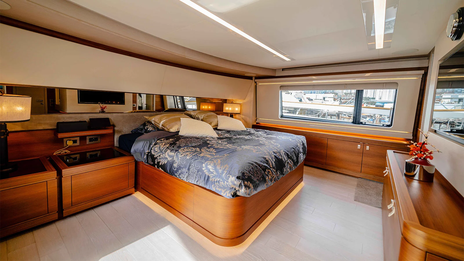 2016 Custom Line Navetta 28