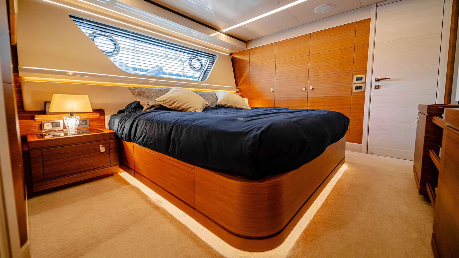 2016 Custom Line Navetta 28