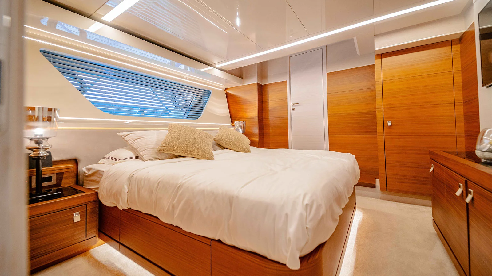 2016 Custom Line Navetta 28