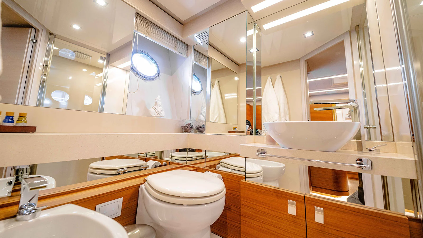 2016 Custom Line Navetta 28