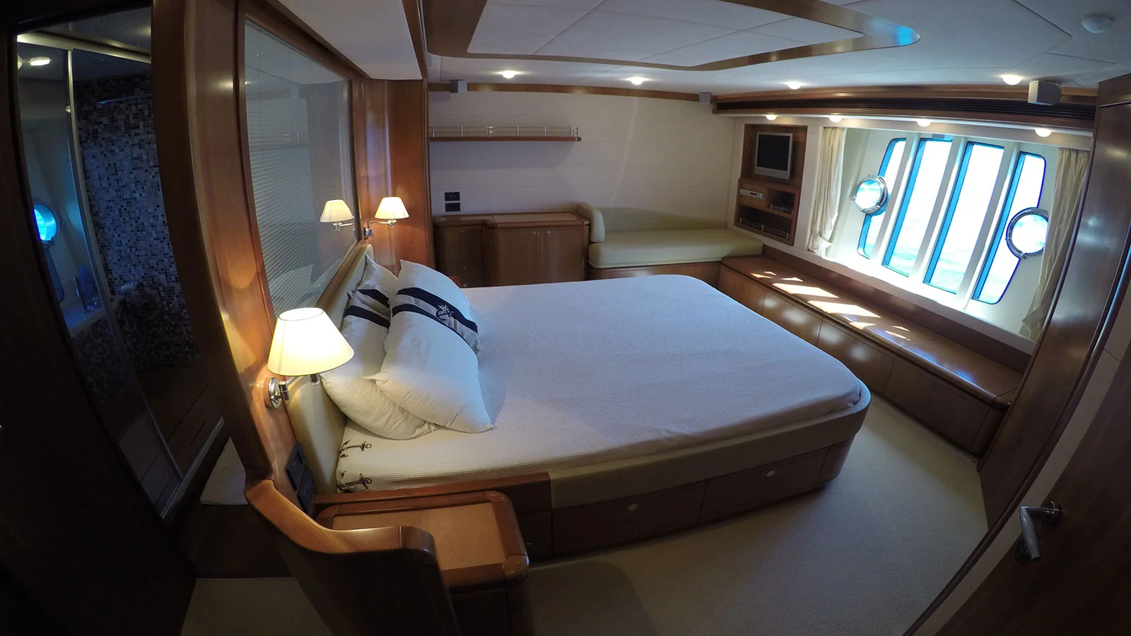 2005 Ferretti 830