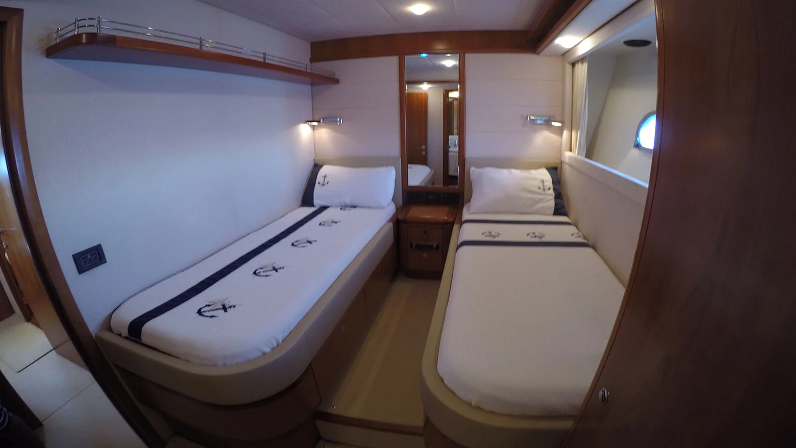 2005 Ferretti 830