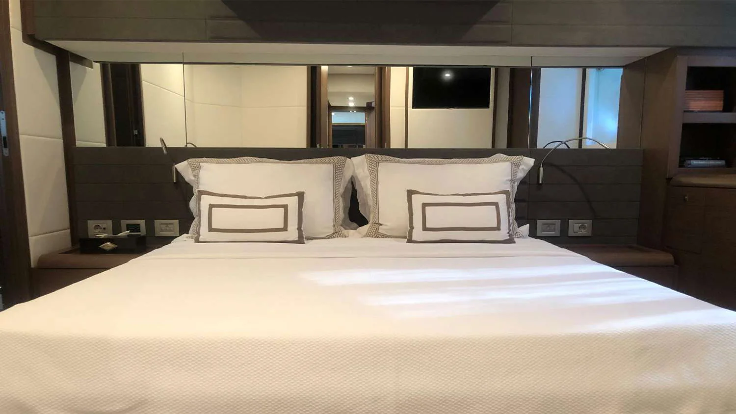 2015 Ferretti 800 HT