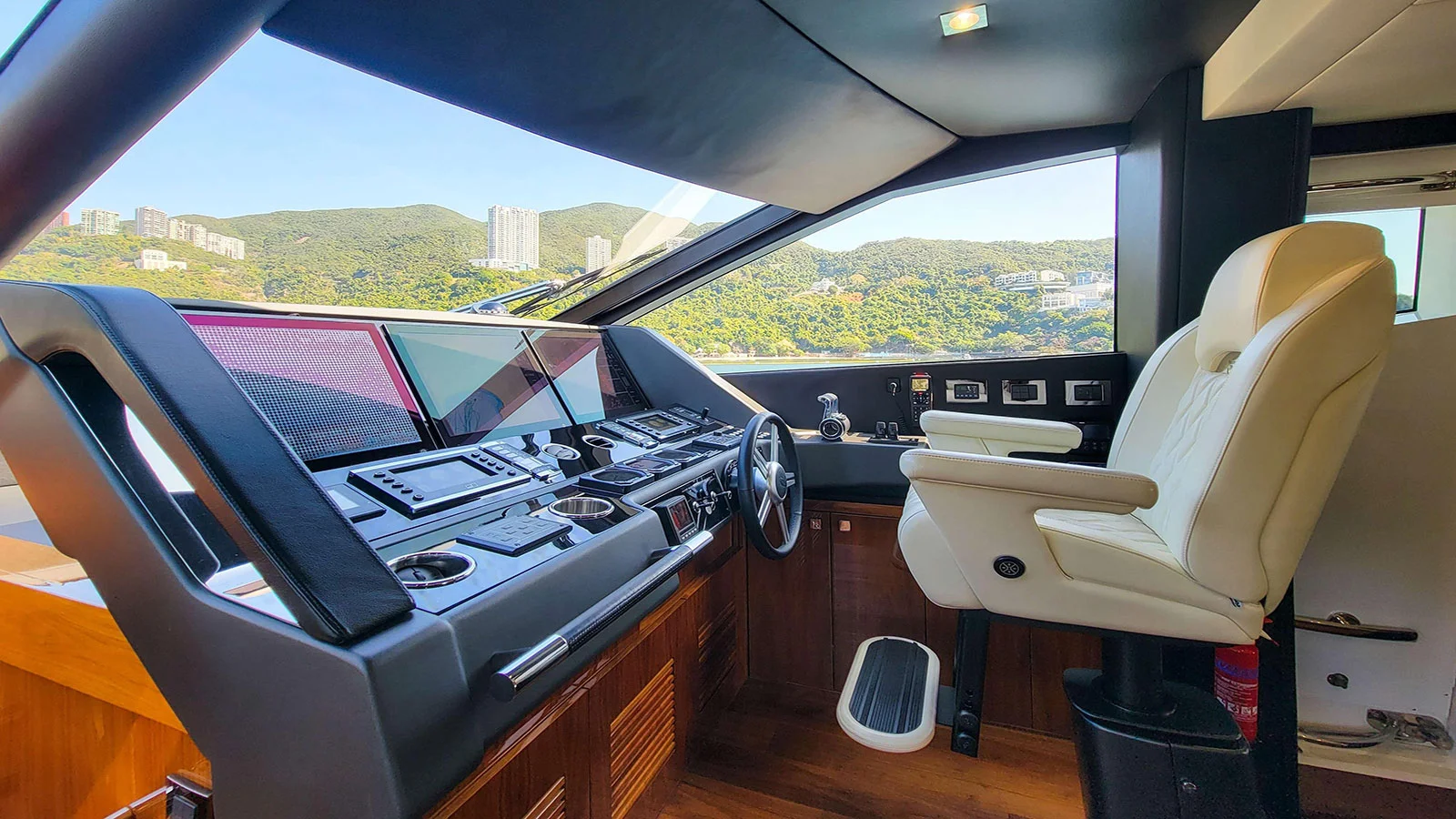 2016 Sunseeker 86 Yacht