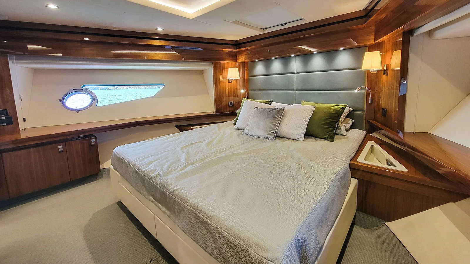 2016 Sunseeker 86 Yacht