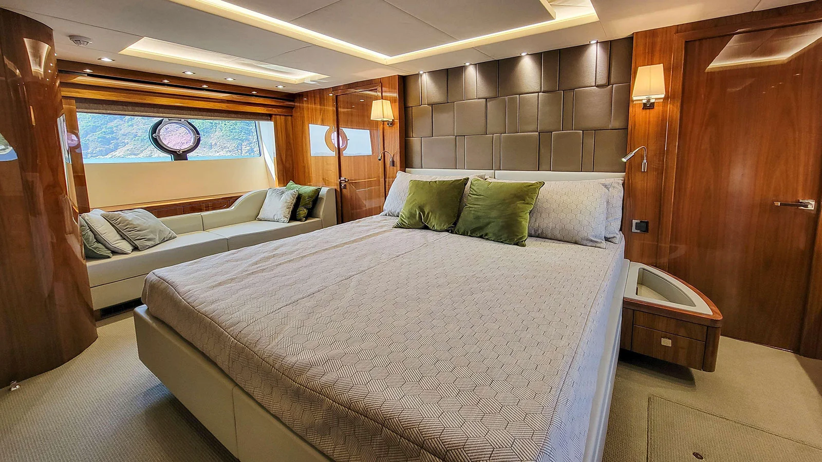 2016 Sunseeker 86 Yacht