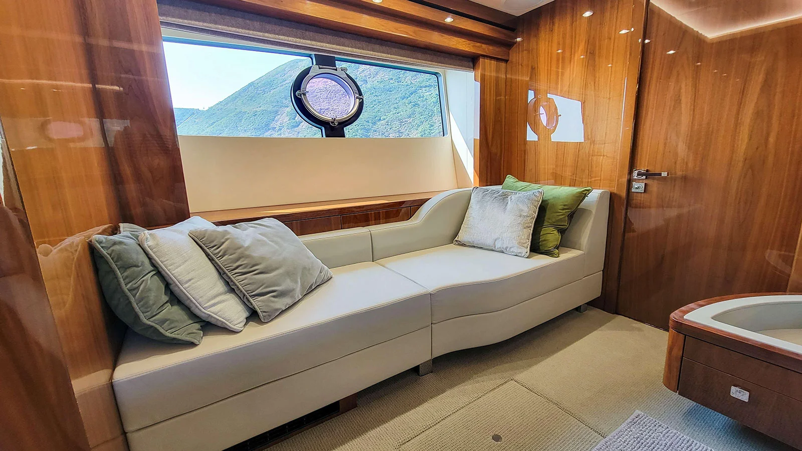 2016 Sunseeker 86 Yacht