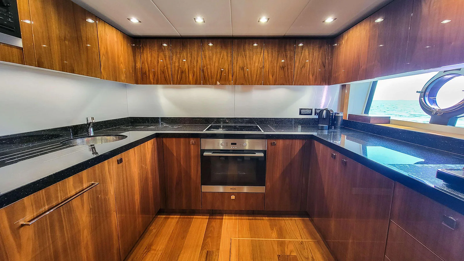 2016 Sunseeker 86 Yacht