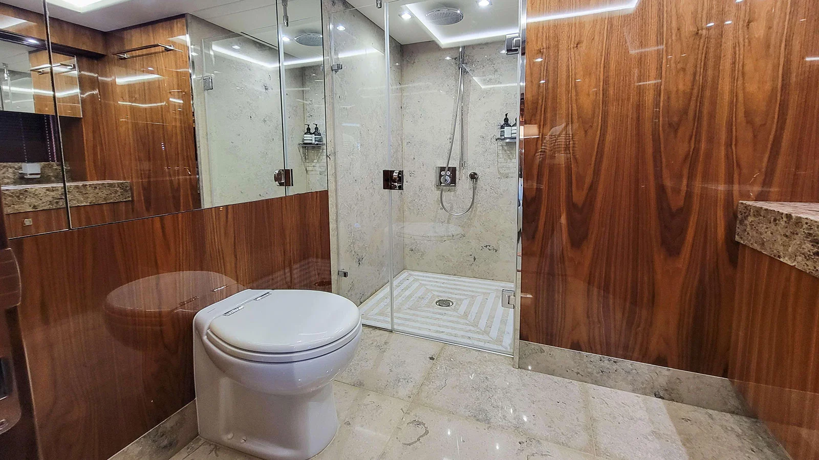 2016 Sunseeker 86 Yacht