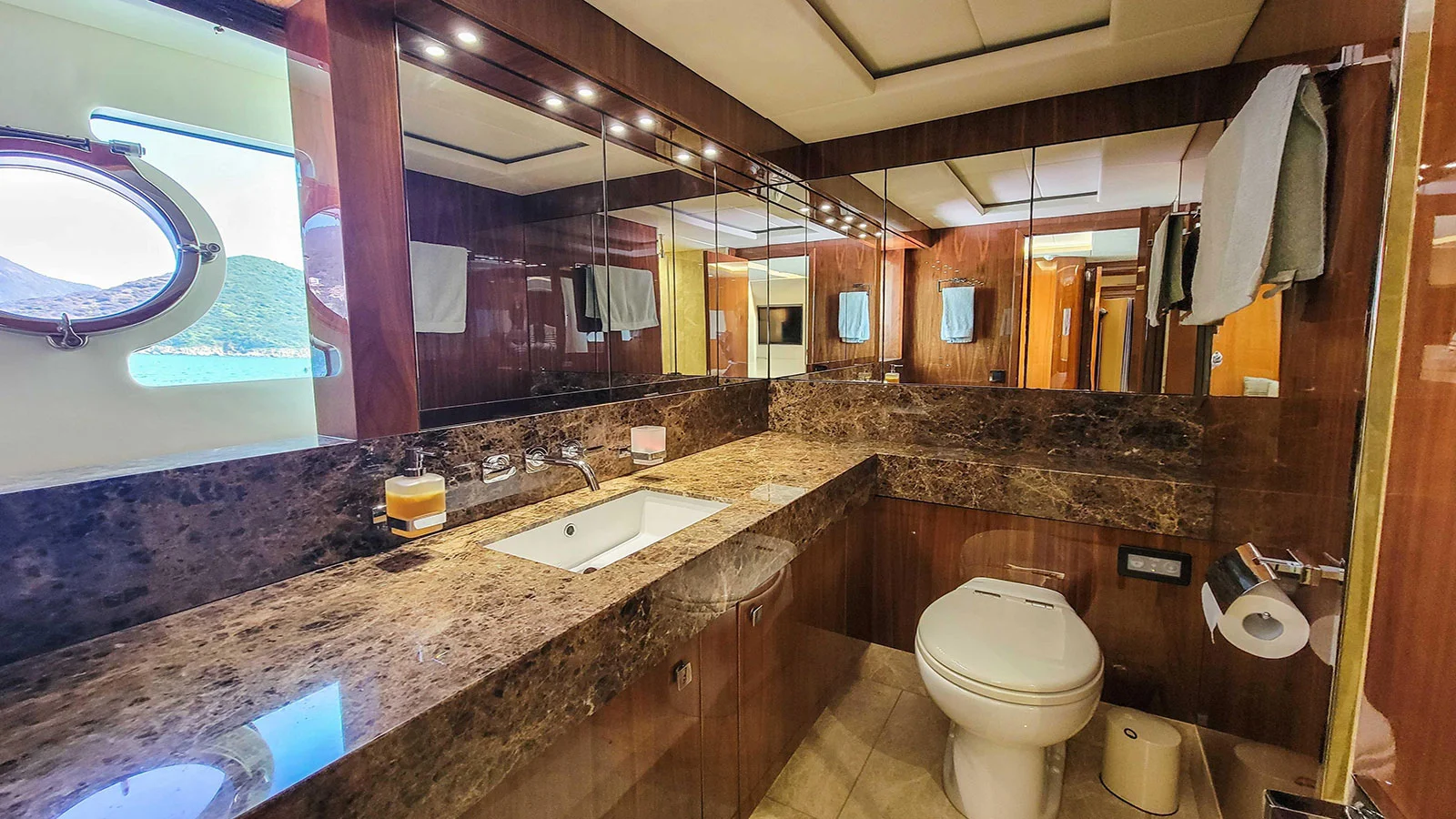 2016 Sunseeker 86 Yacht