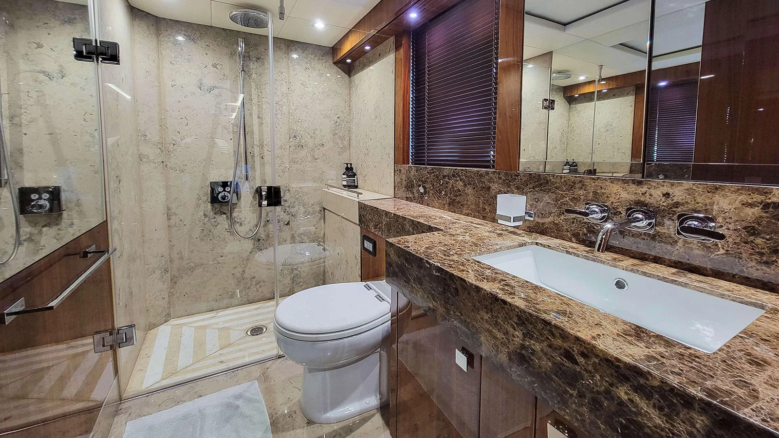 2016 Sunseeker 86 Yacht