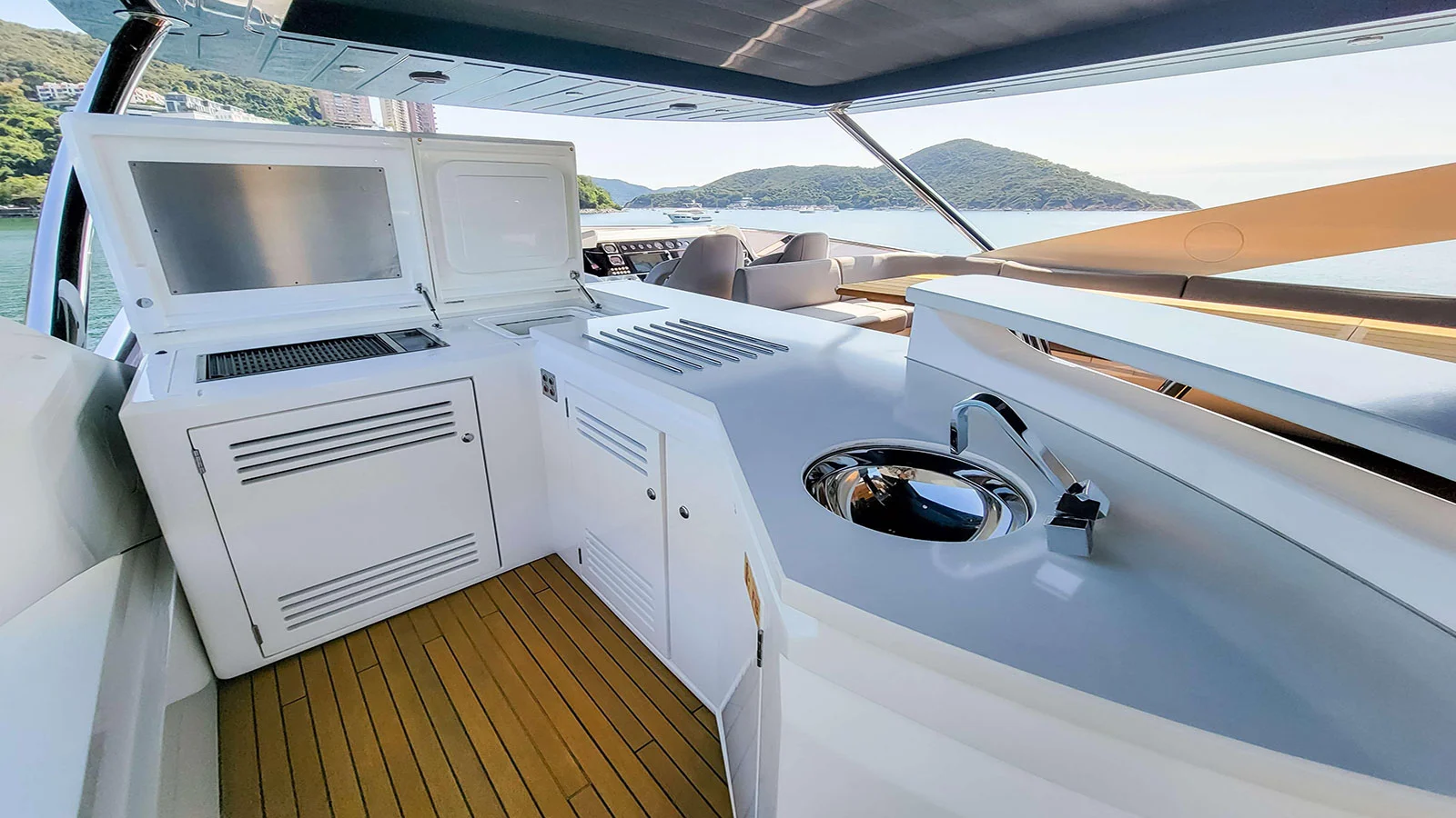 2016 Sunseeker 86 Yacht