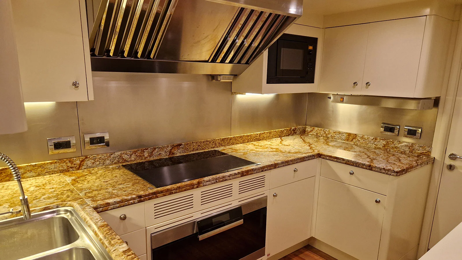 2010 Benetti Vision 145