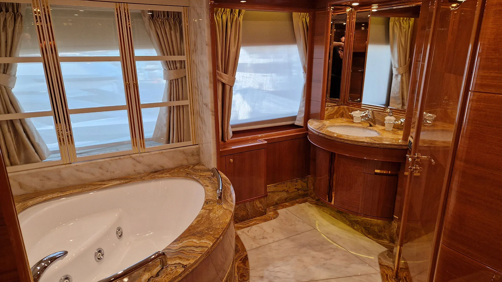 2010 Benetti Vision 145