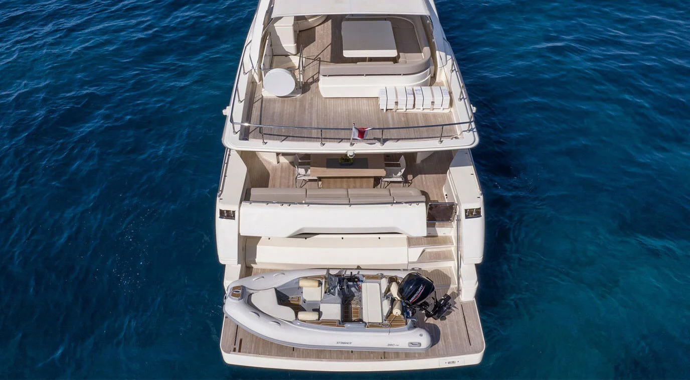2016 Ferretti 750