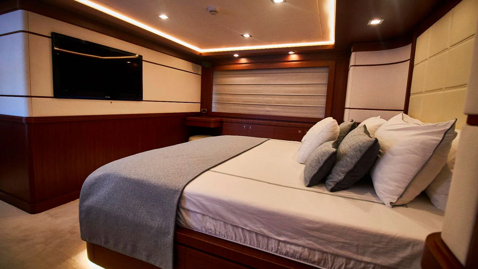 2010 Custom Line Navetta 33