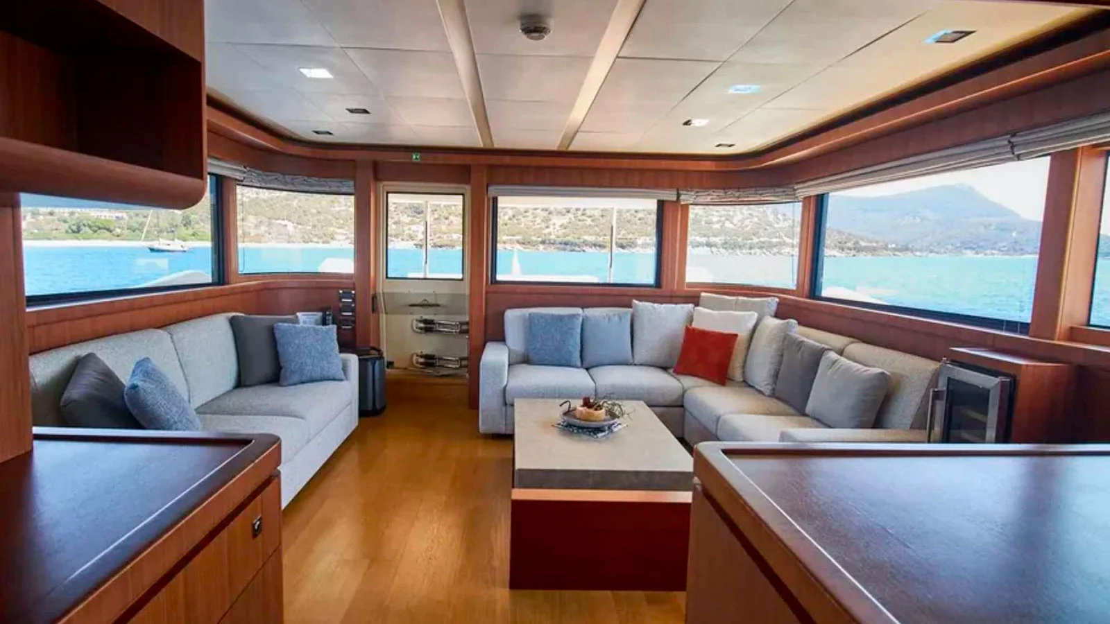 2010 Custom Line Navetta 33