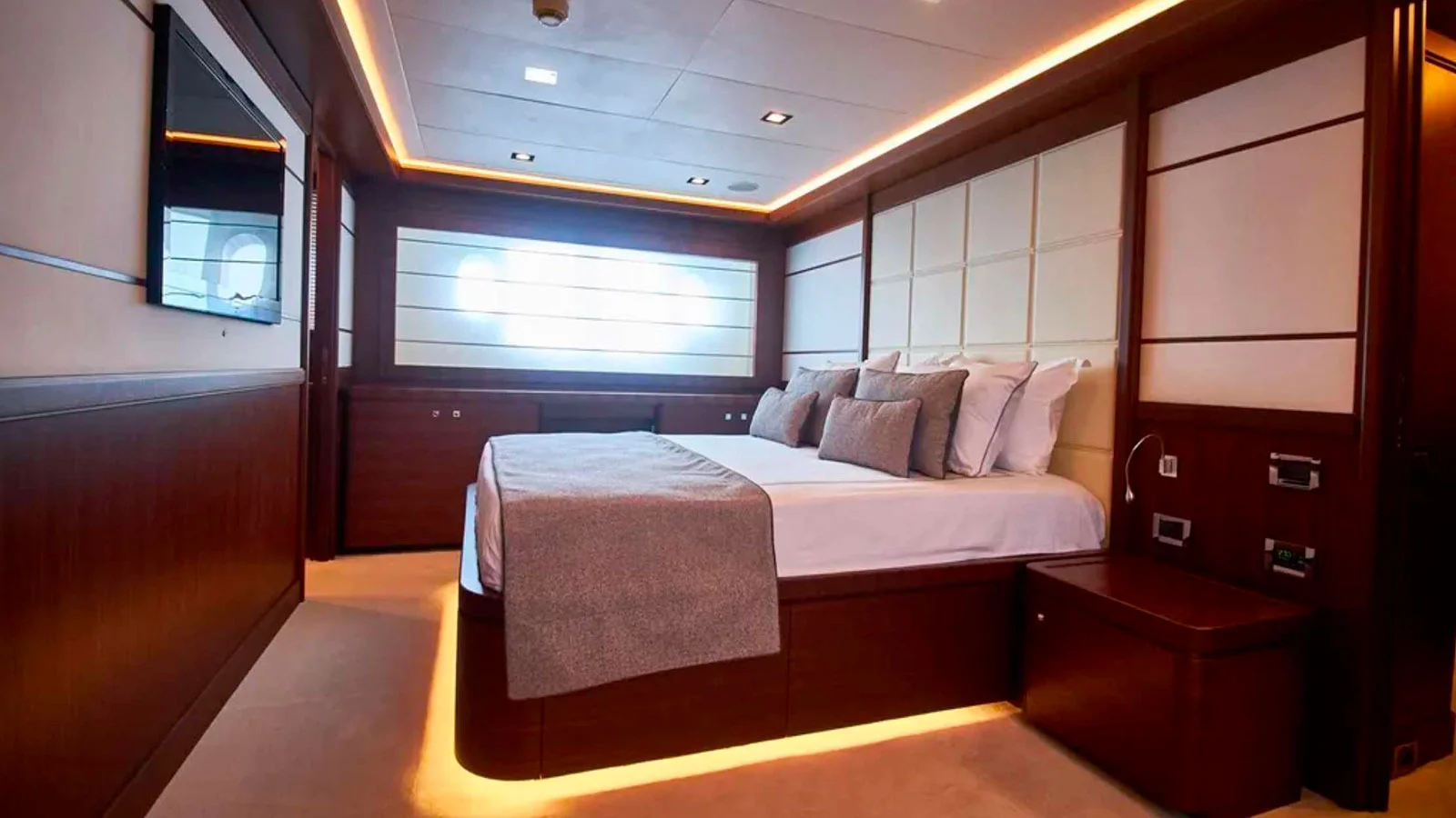 2010 Custom Line Navetta 33