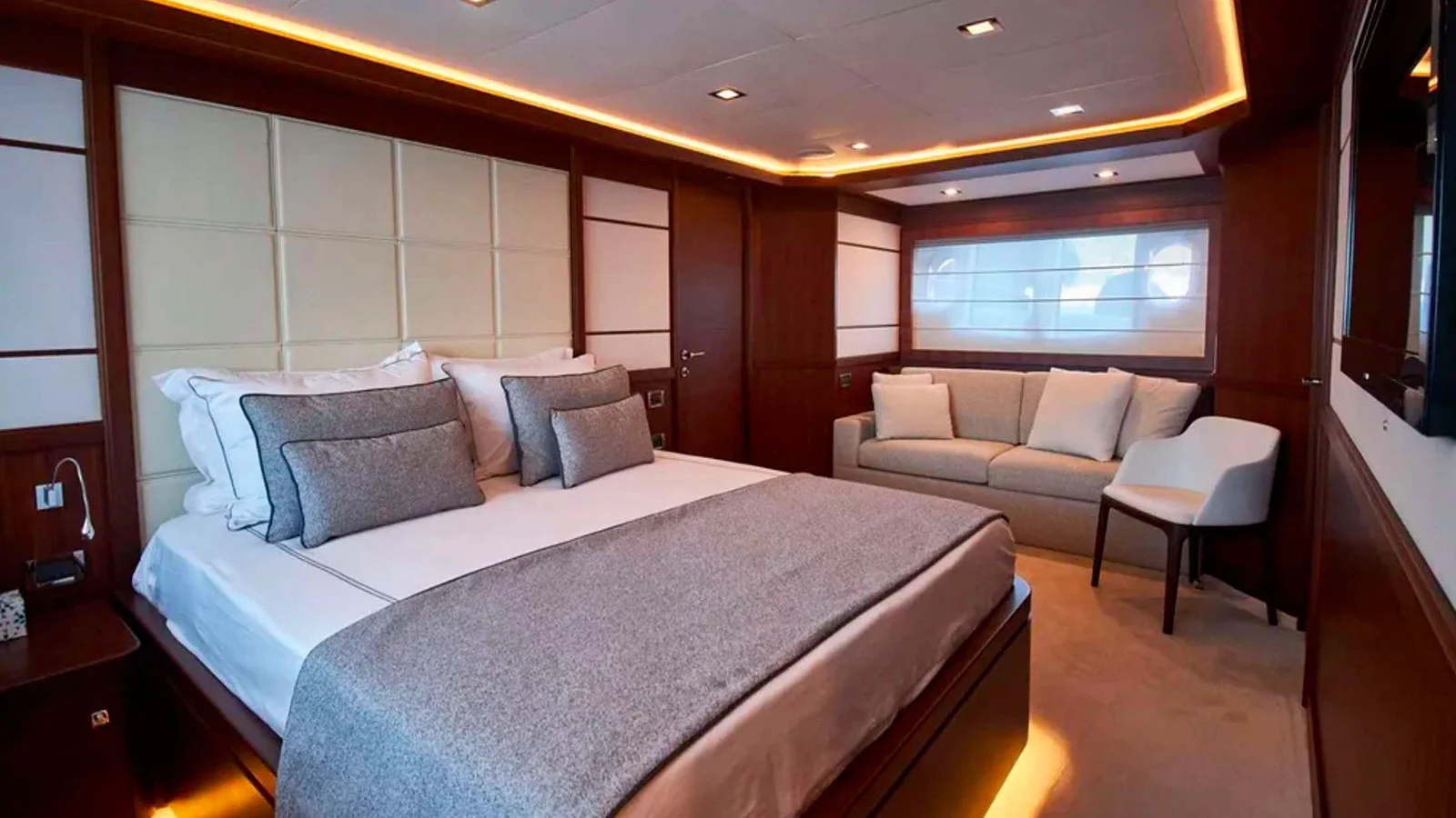 2010 Custom Line Navetta 33