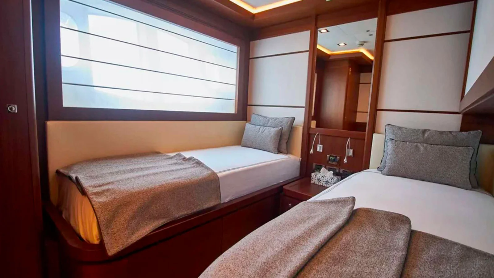 2010 Custom Line Navetta 33