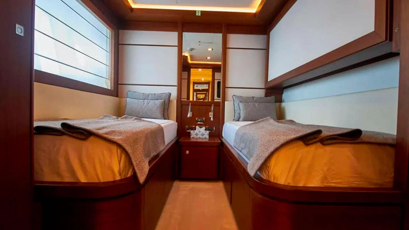 2010 Custom Line Navetta 33