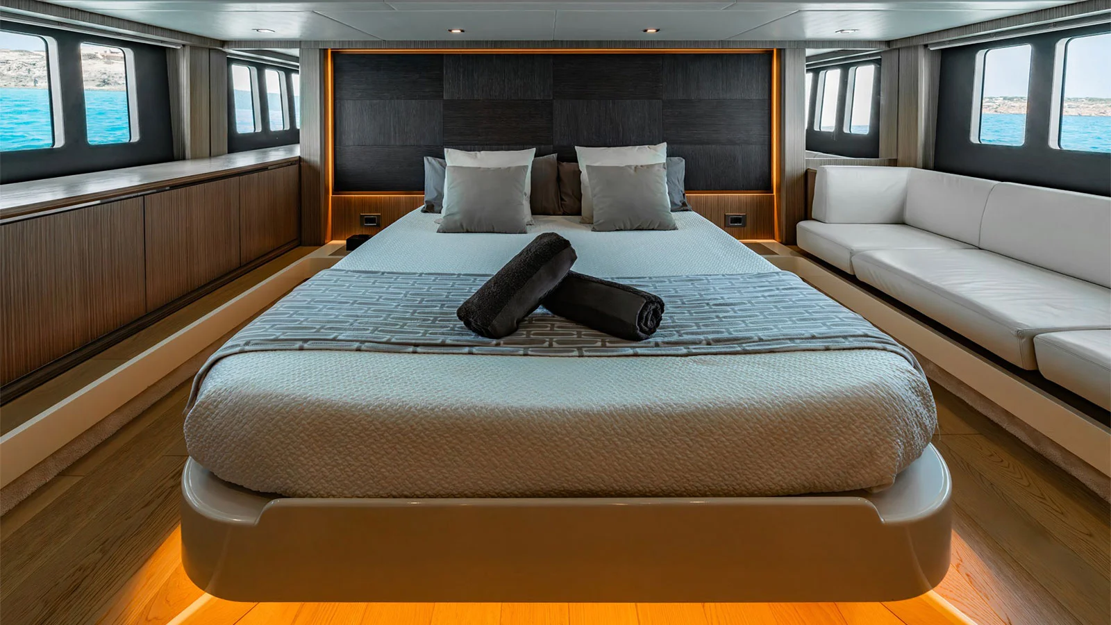 2017 Absolute 52 Fly