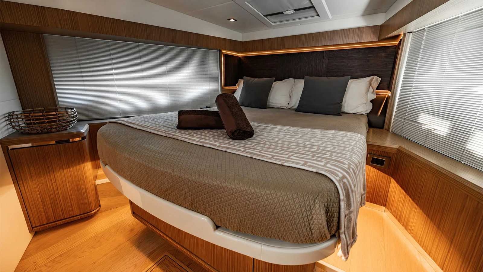 2017 Absolute 52 Fly